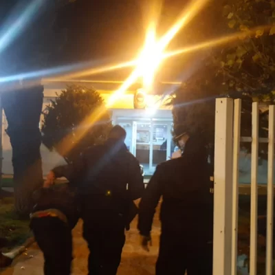 Detuvieron a dos menores tras romper la vidriera de un local y refugiarse en una escuela