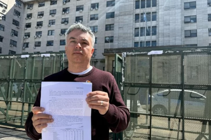  El diputado del Partido Socialista e integrante de Encuentro Federal, Esteban Paulón, se presentó en Comodoro Py para ampliar la denuncia contra el presidente Javier Milei.