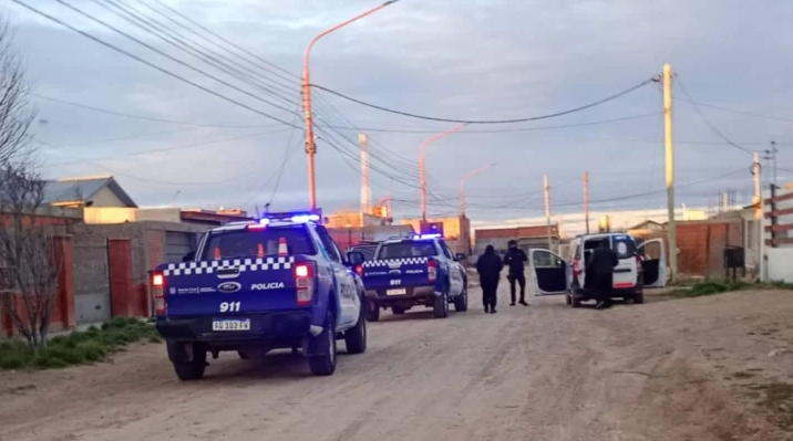  El operativo tras la detención del rodado. FOTO: LA OPINIÓN AUSTRAL