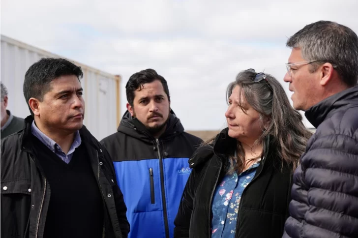 El gobernador estuvo presente en Caleta Paula con parte de su equipo de trabajo. El gobernador estuvo presente en Caleta Paula con parte de su equipo de trabajo.