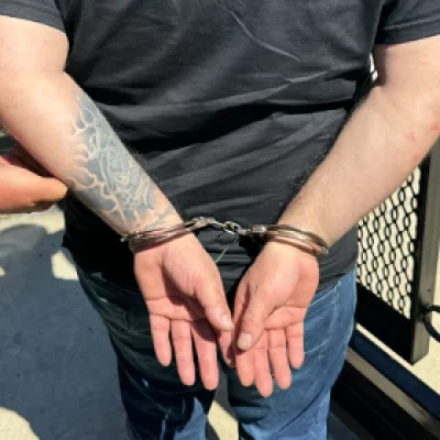 Discutió con su pareja en la vía pública, amenazó a la Policía y terminó detenido Discutió con su pareja en la vía pública, amenazó a la Policía y terminó detenido