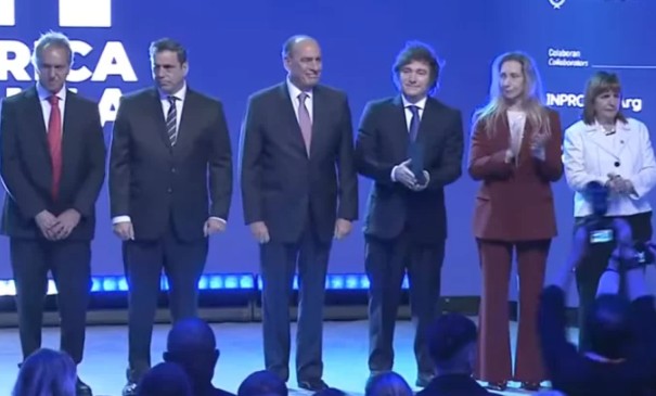  Los funcionarios nacionales, encabezados por el presidente Javier Milei, en la FIT 2025. (Foto: Camila Ferrer Pose/La Opinión Austral).