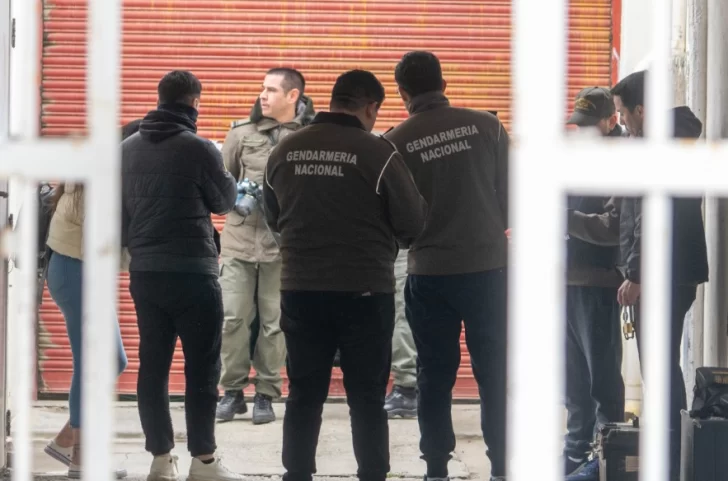  Agentes de Gendarmería en el lugar, tras un robo que ocurrió mientras el lugar estaba con custodia. FOTO: LEANDRO FRANCO/LA OPINIÓN AUSTRAL