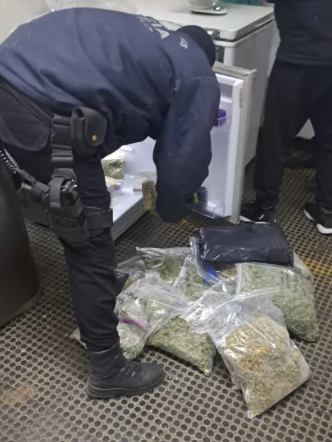  Un agente sacando las ziploc con marihuana. FOTO: POLICÍA SANTA CRUZ