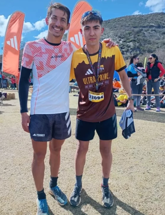  El maratonista Ezequiél Pauluzak junto al riogalleguense.