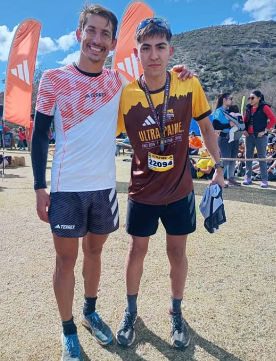  El maratonista Ezequiél Pauluzak junto al riogalleguense.