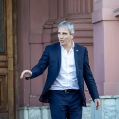 Luis Caputo llegó a Washington para negociar con el Tesoro el salvataje financiero impulsado por Donald Trump