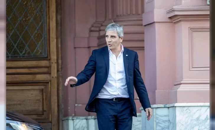 Luis Caputo llegó a Washington para negociar con el Tesoro el salvataje financiero impulsado por Donald Trump