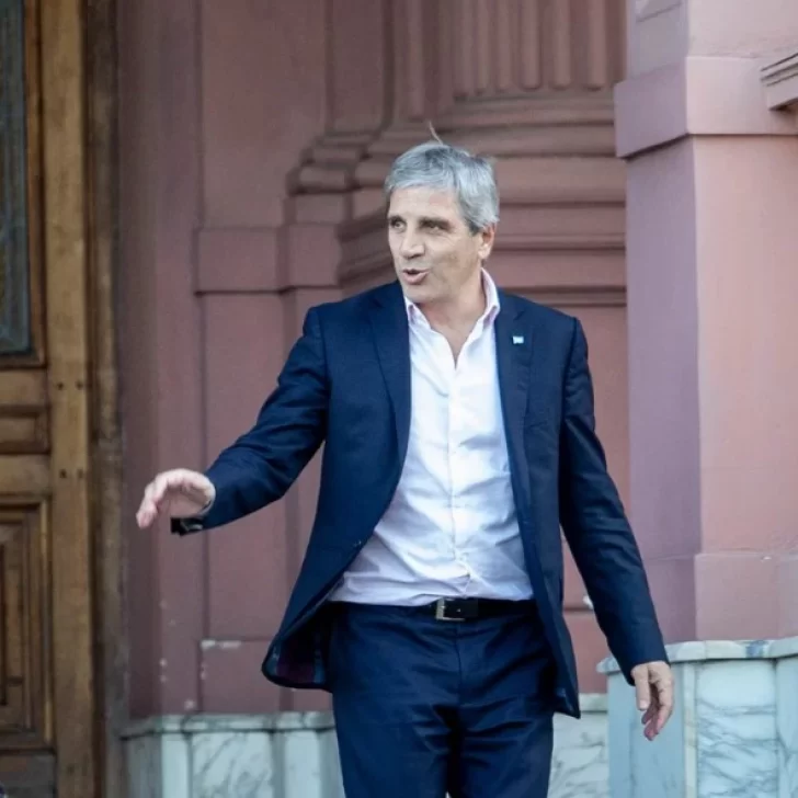 Luis Caputo llegó a Washington para negociar con el Tesoro el salvataje financiero impulsado por Donald Trump