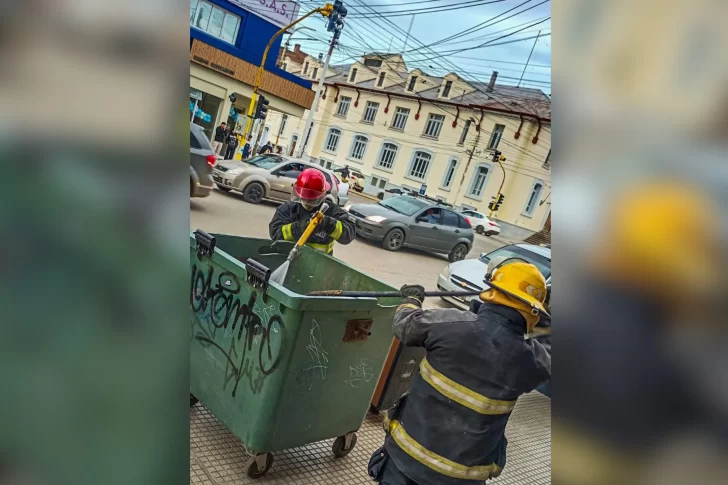 En pleno centro de Río Gallegos: colilla de cigarrillo desató un principio de incendio en contenedor