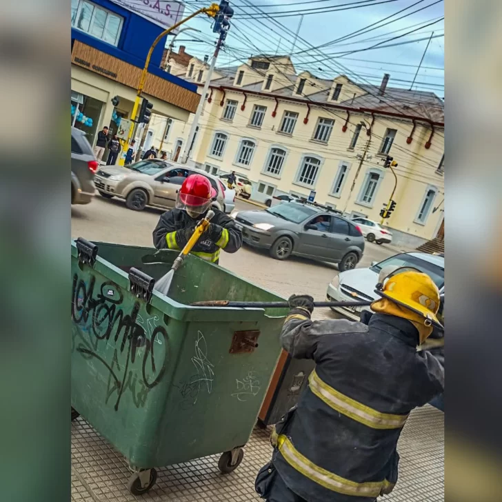 En pleno centro de Río Gallegos: colilla de cigarrillo desató un principio de incendio en contenedor En pleno centro de Río Gallegos: colilla de cigarrillo desató un principio de incendio en contenedor