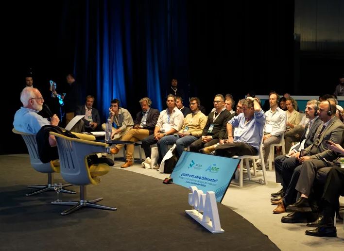  Charla de Juan Carlos de Pablo en la AOG 2025.