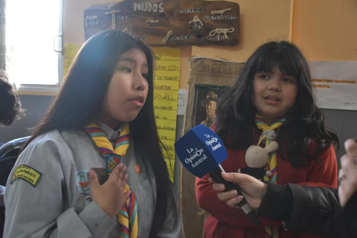  Daiana y Camila invitaron a sumarse al movimiento scout. Foto: Juan Palacios/La Opinión Austral