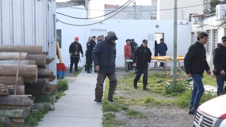  Así bajaba luego de estar trepado a la antena. (FOTO: TAMARA MORENO/LA OPINIÓN AUSTRAL).