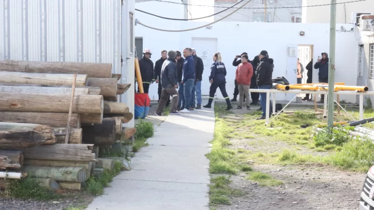  Vecinos y desocupados mostraron preocupación por la situación. (FOTO: TAMARA MORENO/LA OPINIÓN AUSTRAL).