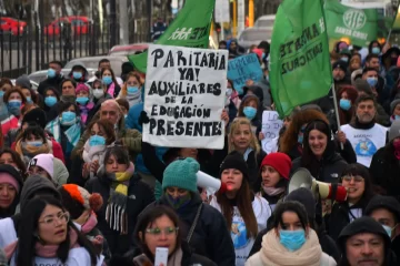 Marcha de antorchas: personal de salud y docentes pidieron reapertura de paritarias Marcha de antorchas: personal de salud y docentes pidieron reapertura de paritarias