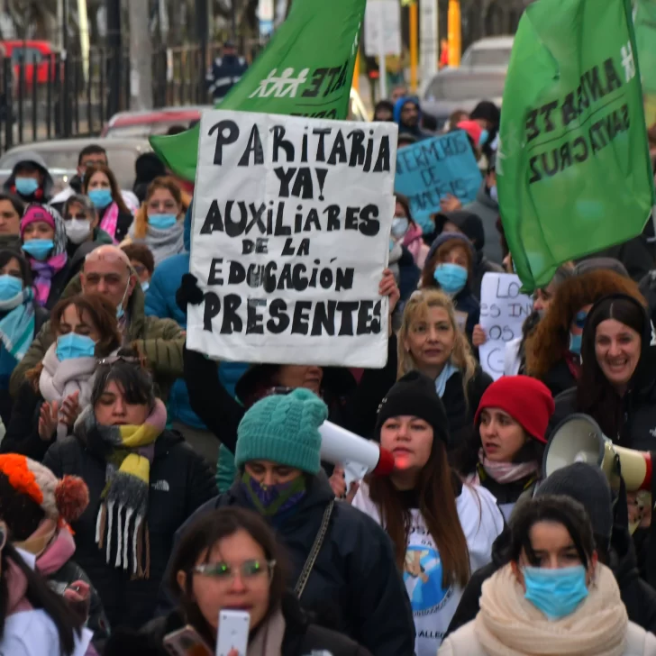 Marcha de antorchas: personal de salud y docentes pidieron reapertura de paritarias Marcha de antorchas: personal de salud y docentes pidieron reapertura de paritarias