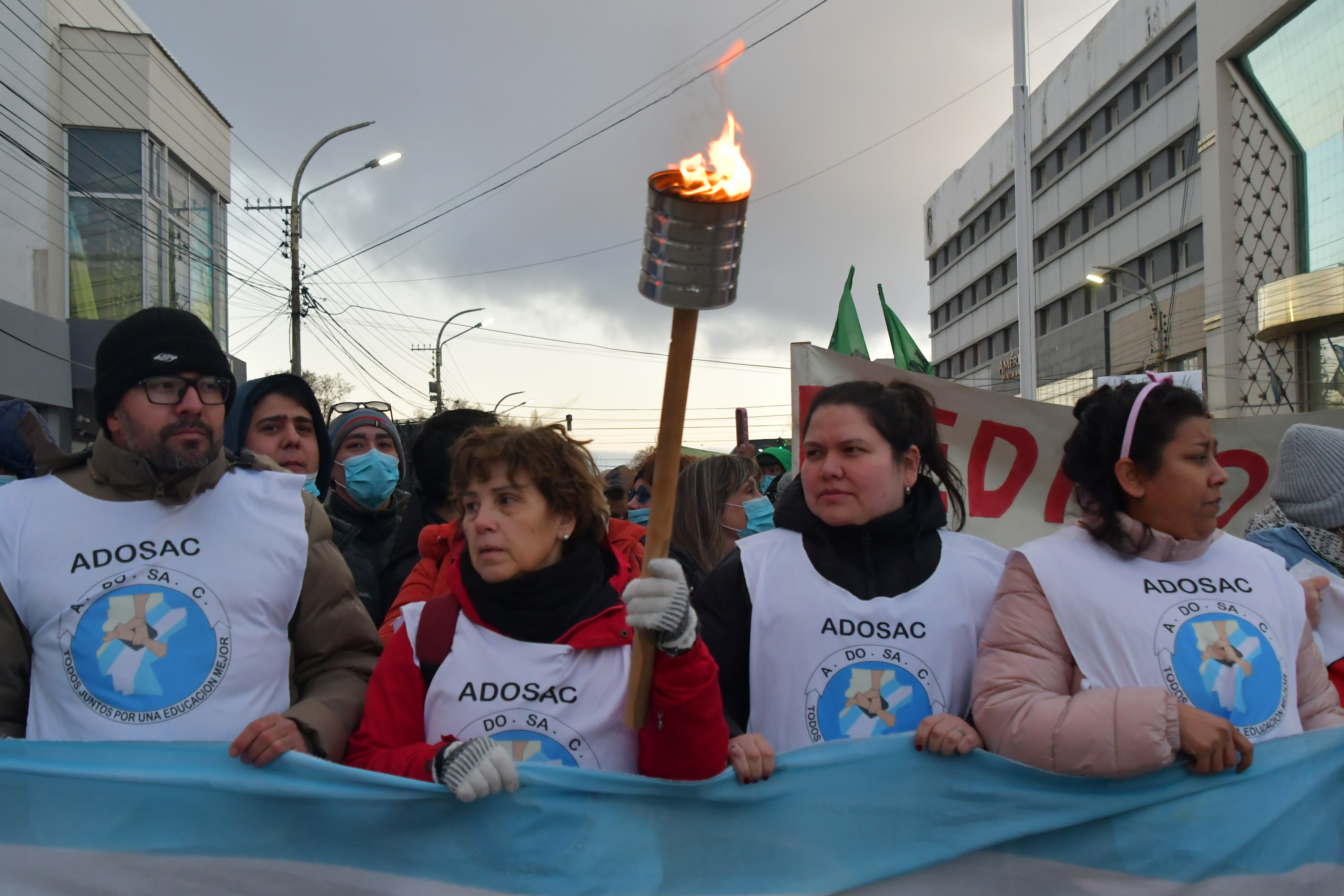 Adriana Astolfo, secretaria Adjunta de ADOSAC provincial, encabezó la marcha de antorchas. (Foto: José Silva/La Opinión Austral).