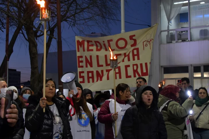  Los médicos presentes en la marcha que culminó sobre la calle Alcorta. (Foto: José Silva/La Opinión Austral).