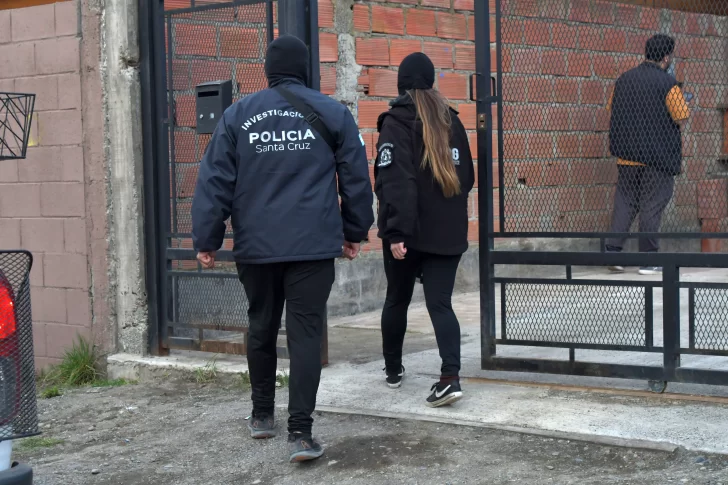 Un detenido por amenazar a una vecina con un revólver: secuestraron armas y drogas