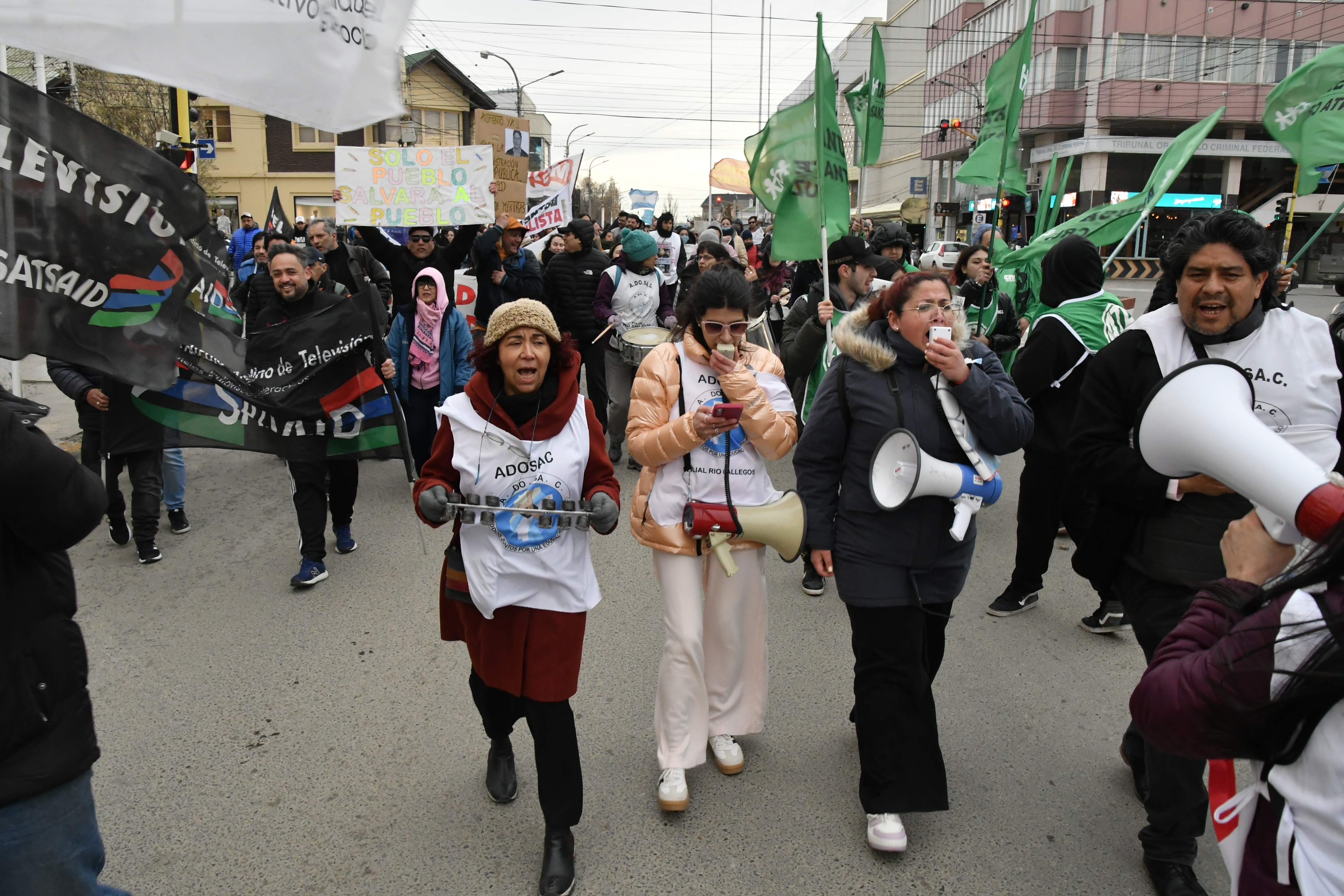  Los trabajadores marcharon hacia Casa de Gobierno. (Foto: José Silva/La Opinión Austral).