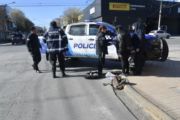  Un patrullero cruzado en la calle Zapiola. FOTO: JOSÉ SILVA/LA OPINIÓN AUSTRAL