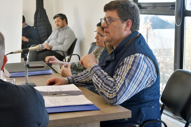  Pedro Luxen (Por Santa Cruz), durante la comisión celebrada este martes por la tarde en la Legislatura. FOTO: JOSÉ SILVA/LOA