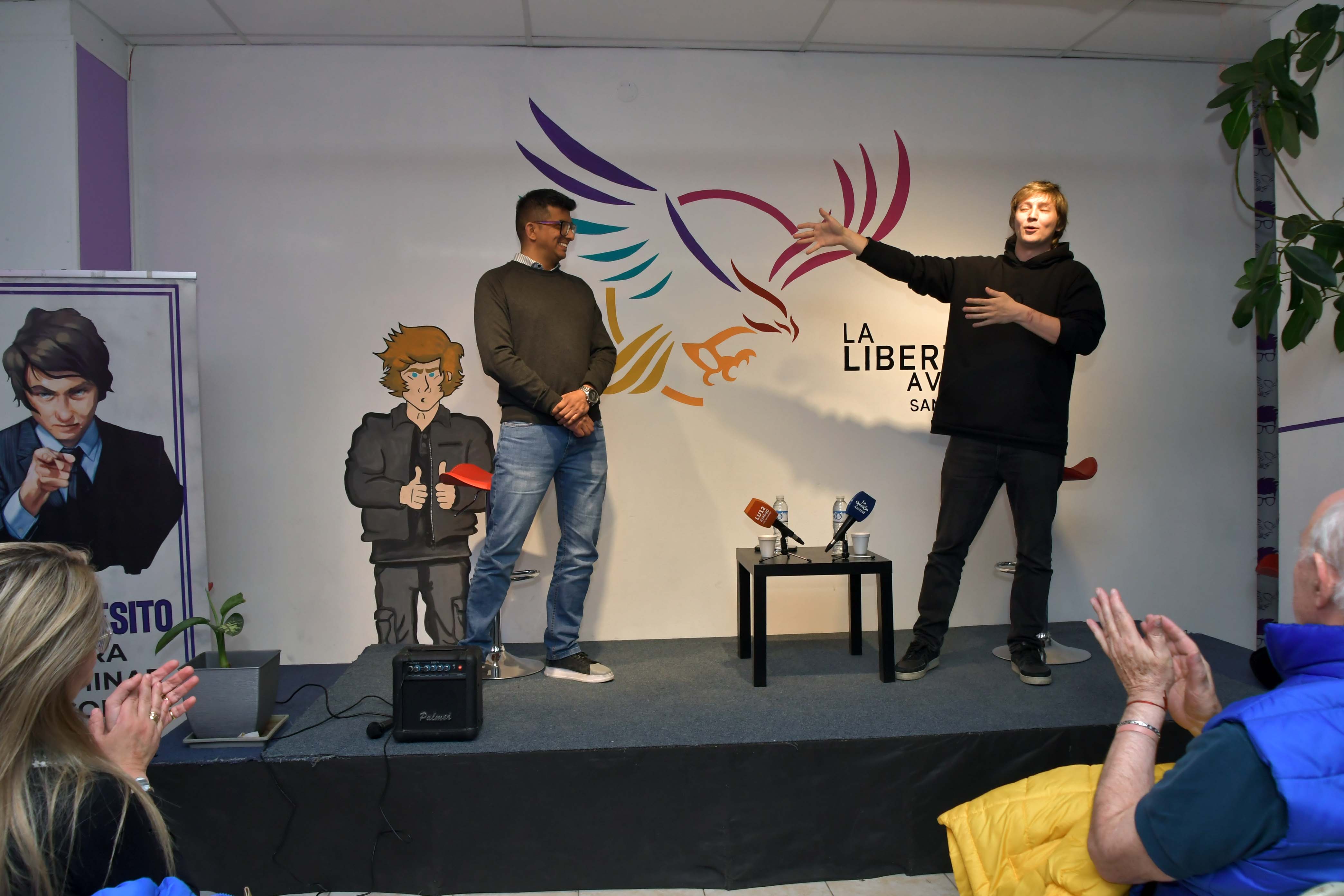  El influencer libertario dio una charla en el local de LLA de la avenida 