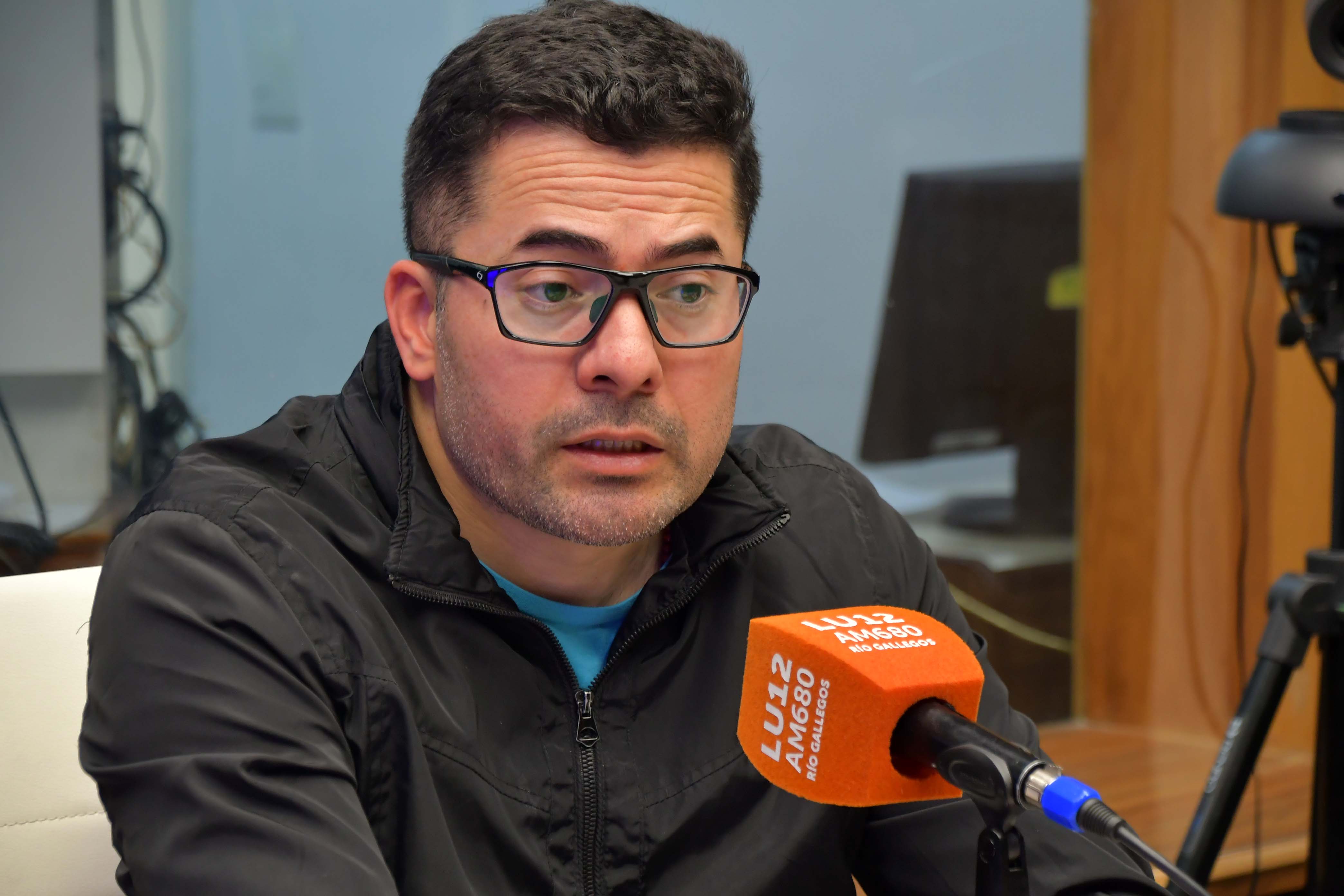  César Alegre, secretario general de la ADOSAC provincial, en el estudio de Radio LU12 AM680. (Foto: José Silva/La Opinión Austral).