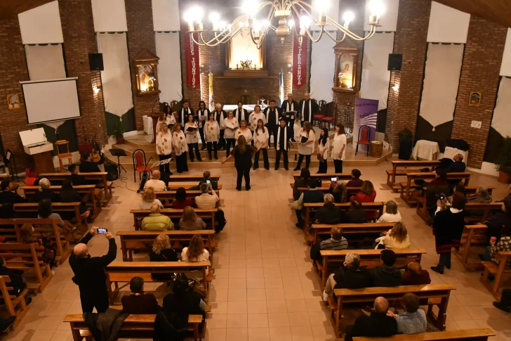  El Encuentro Coral de Primavera contó con el acompañamiento de los vecinos. Foto: José Silva/La Opinión Austral
