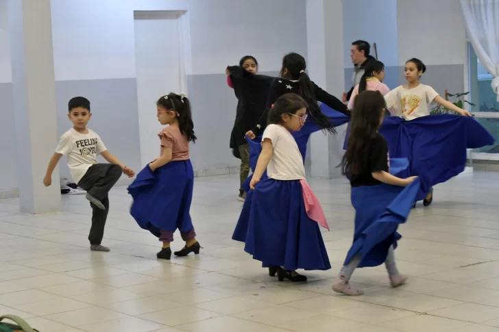  Los más pequeños de la escuela, en pleno ensayo. Foto: José Silva/La Opinión Austral