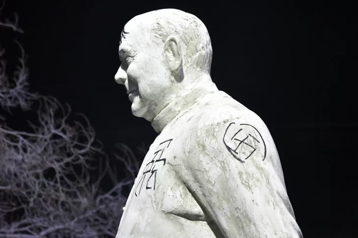  En el brazo izquierdo, le dibujaron una esvástica. Foto: José Silva/La Opinión Austral