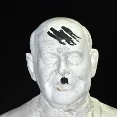 Esvásticas y referencias al dictador alemán: vandalizaron la estatua del padre Juan en Río Gallegos