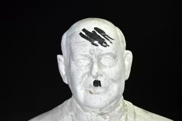 Esvásticas y referencias al dictador alemán: vandalizaron la estatua del padre Juan en Río Gallegos Esvásticas y referencias al dictador alemán: vandalizaron la estatua del padre Juan en Río Gallegos