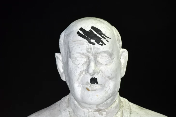 Esvásticas y referencias al dictador alemán: vandalizaron la estatua del padre Juan en Río Gallegos