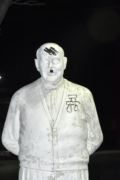  Así quedó la escultura en homenaje al padre Juan, tras ser vandalizada. Foto: José Silva/La Opinión Austral