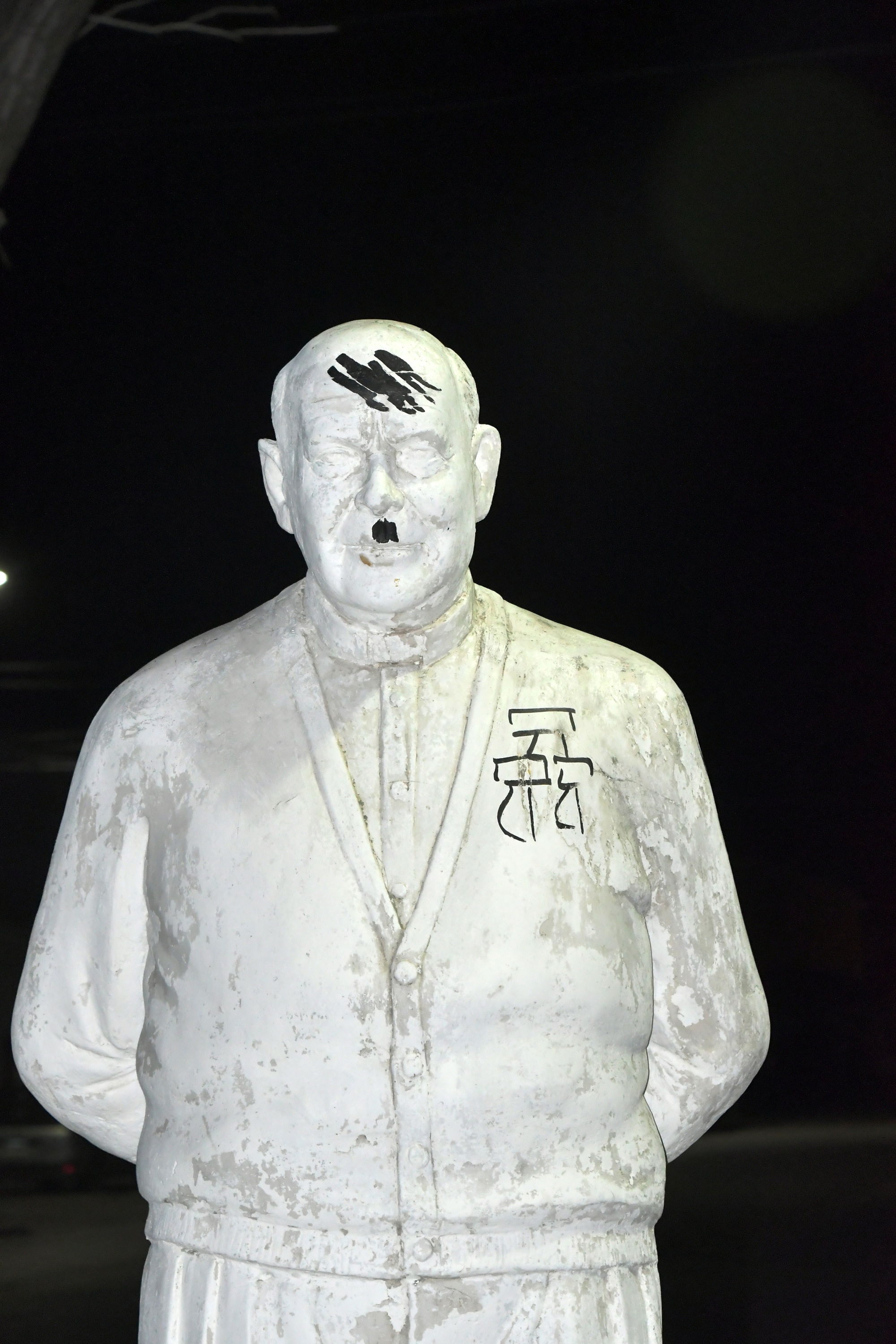 Así quedó la escultura en homenaje al padre Juan, tras ser vandalizada. Foto: José Silva/La Opinión Austral