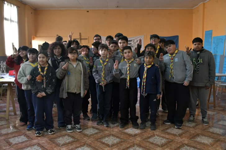  Los y las scouts fueron protagonistas de la Expo en la Parroquia San José Obrero. Foto: Juan Palacios/La Opinión Austral