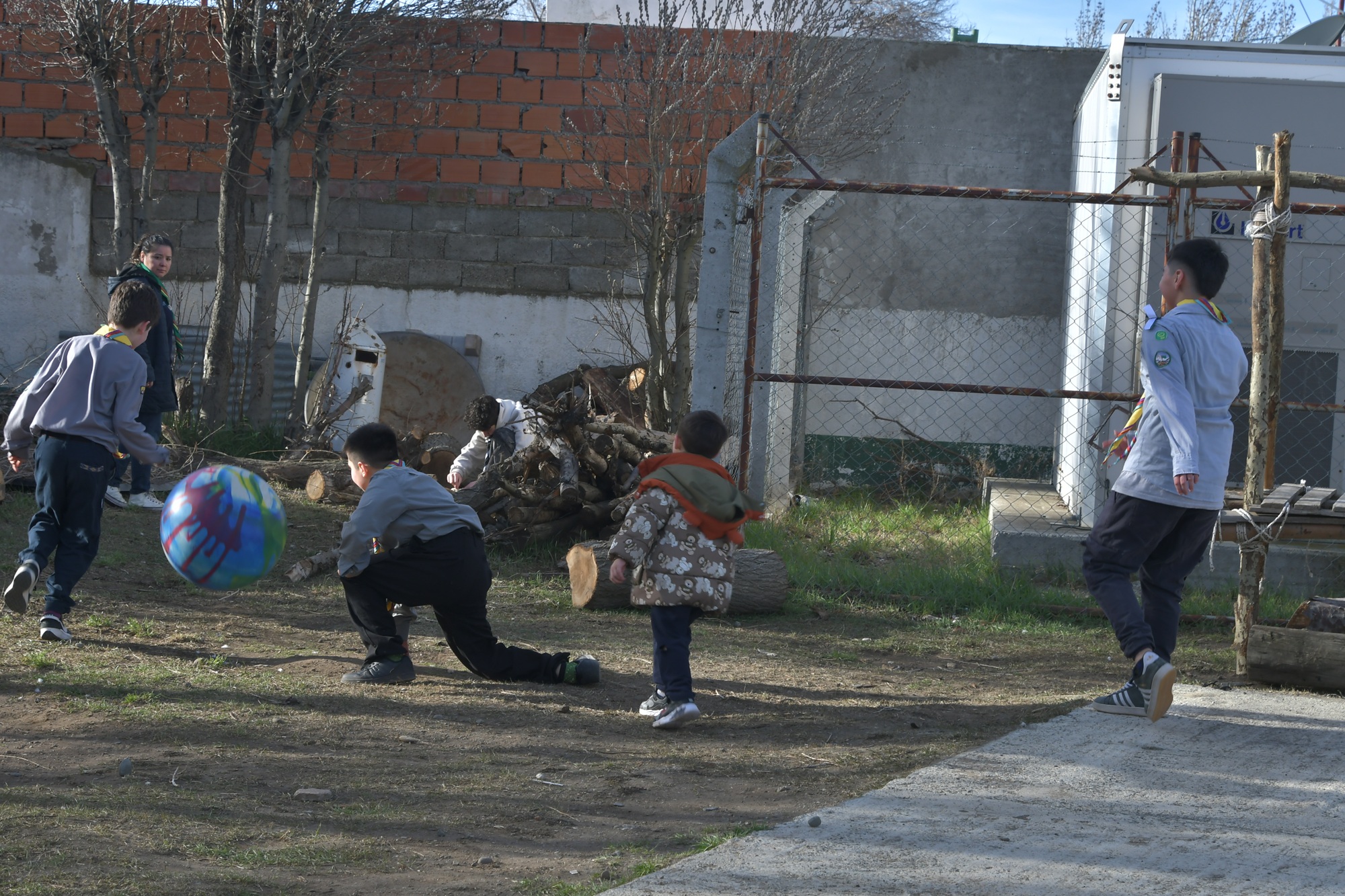  En el exterior, los niños aprovecharon para jugar al aire libre. Foto: Juan Palacios/La Opinión Austral