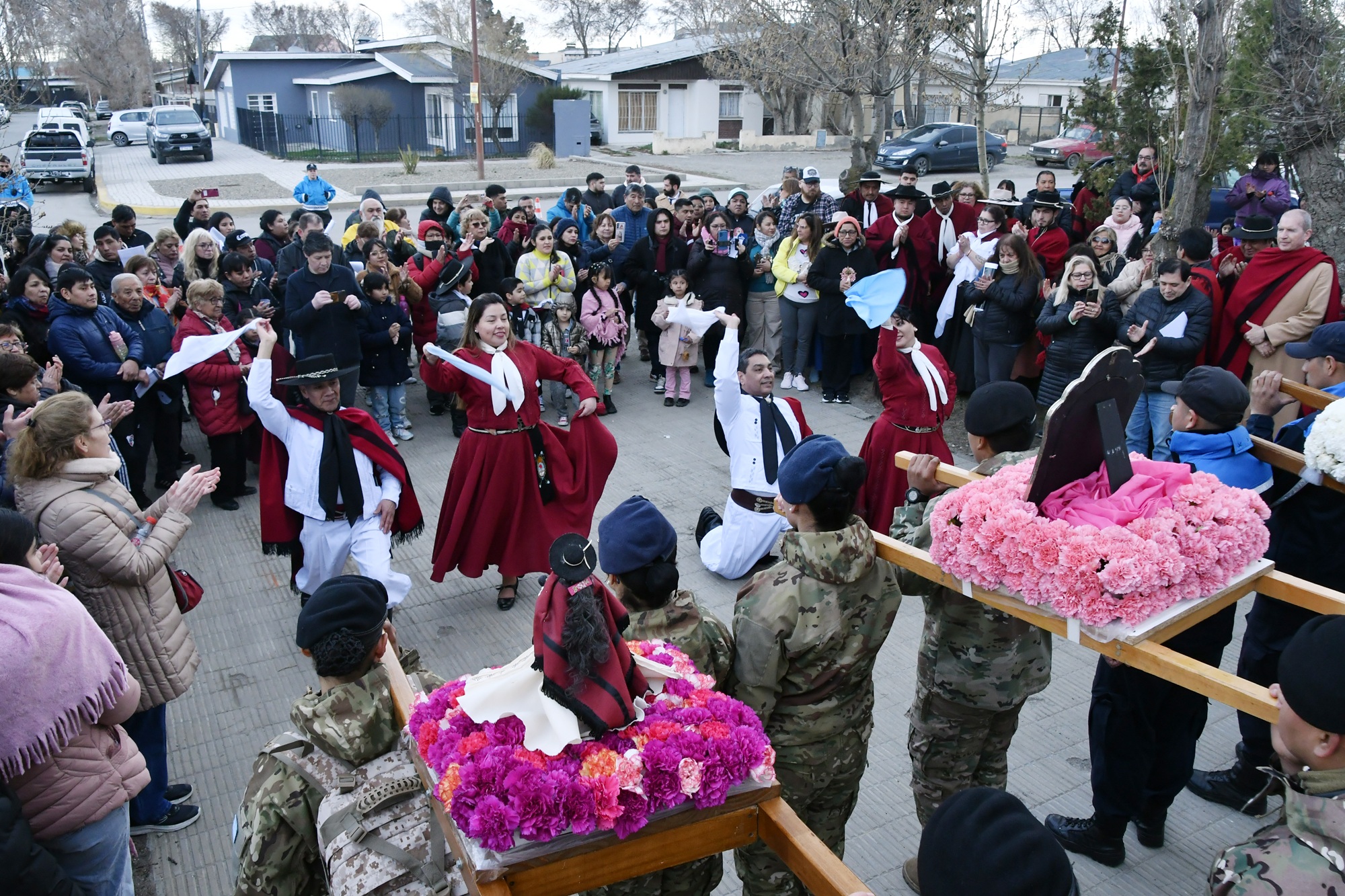  Así fue el recibimiento de las imágenes y la procesión en la vereda de la Parroquia San José Obrero. Foto: José Silva/La Opinión Austral