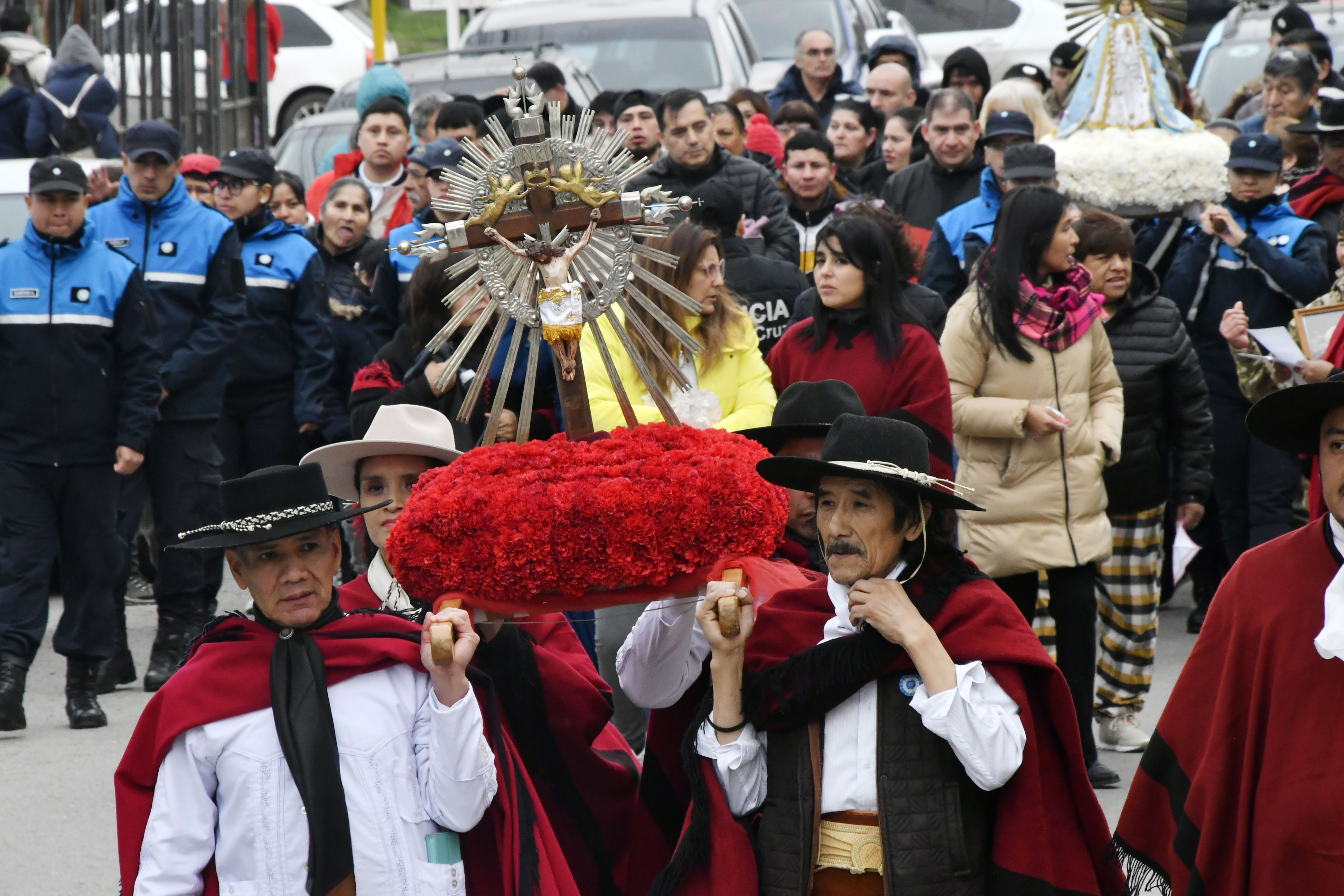  La imagen del Señor del Milagro recorrió las calles de Río Gallegos. Foto: José Silva/La Opinión Austral
