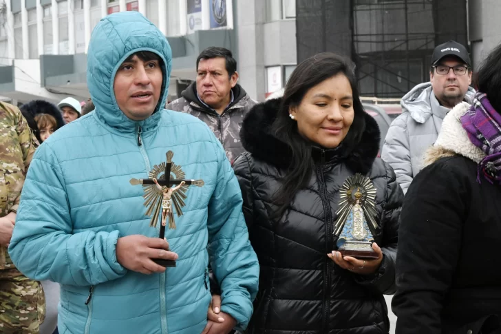 Con sus imágenes, los devotos participaron de la procesión en la capital santacruceña. Foto: José Silva/La Opinión Austral