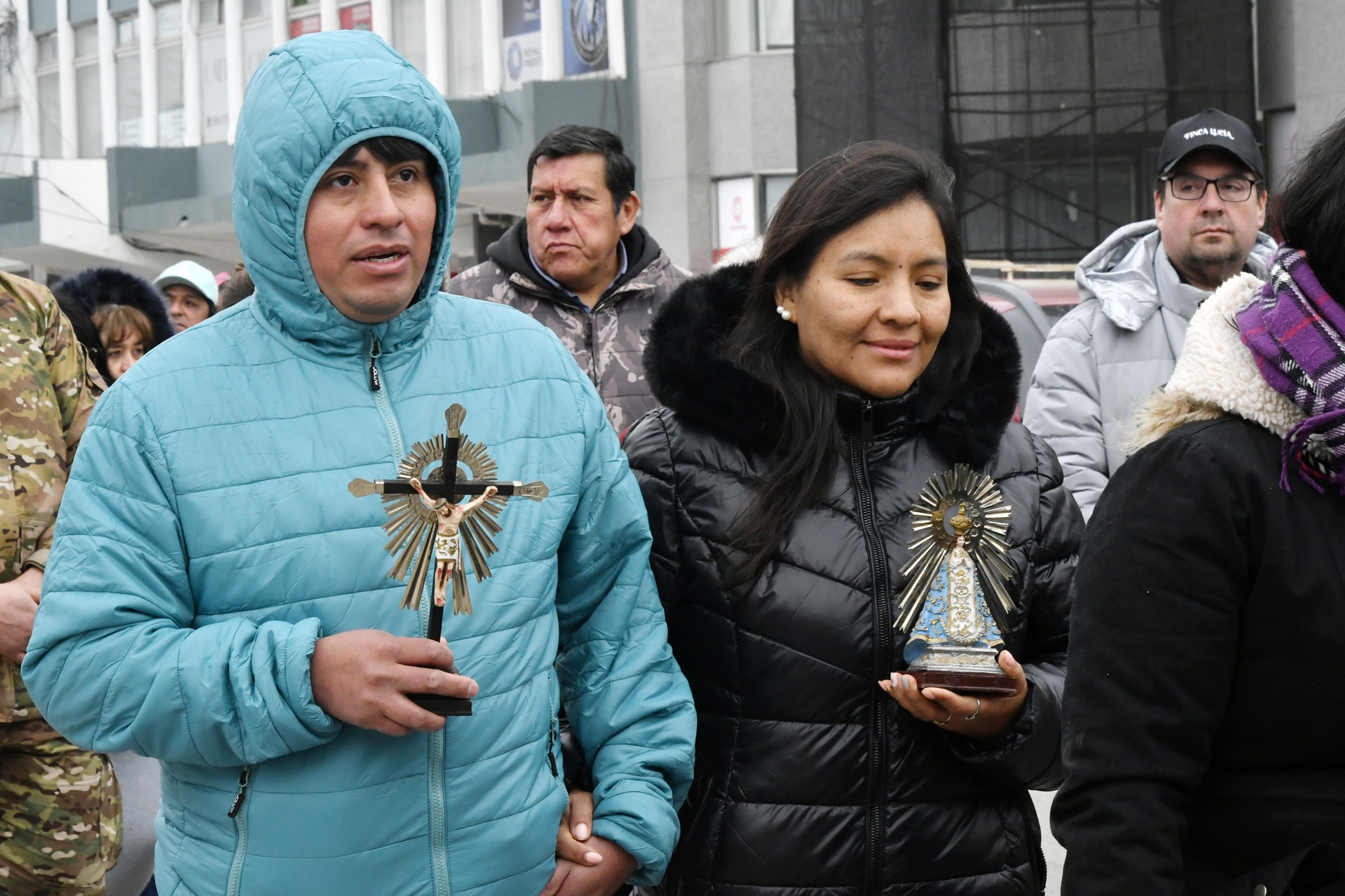  Con sus imágenes, los devotos participaron de la procesión en la capital santacruceña. Foto: José Silva/La Opinión Austral