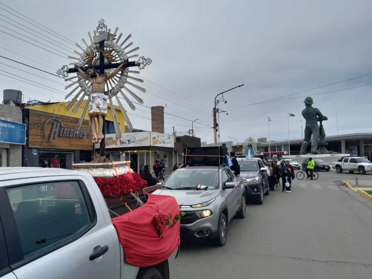  La caravana de la Fiesta del Milagro en Caleta Olivia. Foto: Jorge Bilbao/La Opinión Austral