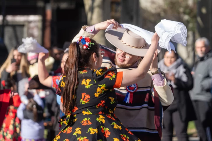  En la Plaza San Martín, este jueves tuvo lugar un acto. FOTO: LEANDRO FRANCO/ LA OPINIÓN AUSTRAL