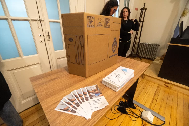  Modelo de uno de los biombos que se usarán para la elección. FOTO: LEANDRO FRANCO/ LA OPINIÓN AUSTRAL