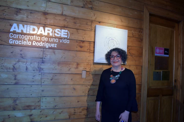 Recuerdos y lugares se bordan en “Anidar(se)” de Graciela Rodríguez