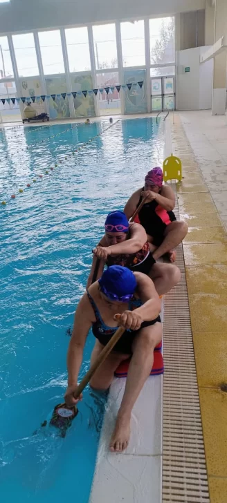  El grupo Guerreras Rosa del Viento en plena práctica en la pileta.