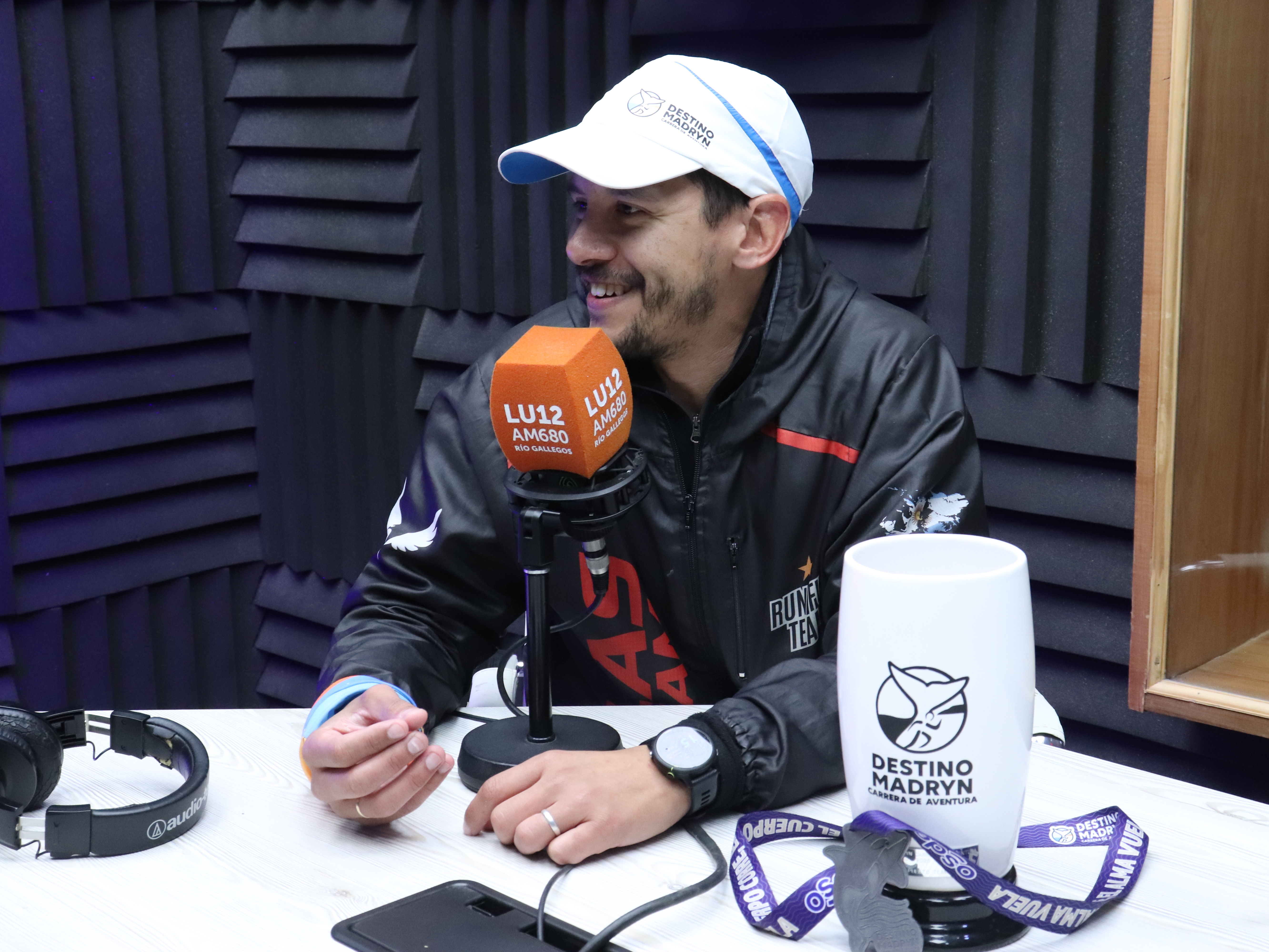  Gastón en los estudios de Radio LU12 AM680. FOTO: JUAN PALACIOS/LA OPINIÓN AUSTRAL