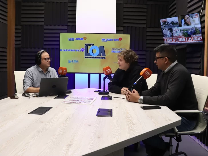  Iñaki estuvo acompañado en el estudio de LU12 AM680 por el candidato a diputado nacional, Jairo Guzmán. (Foto: Juan Palacios/La Opinión Austral):